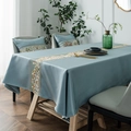 Lussuoso runner da tavolo azzurro con eleganti ricami floreali in un ambiente moderno - 140x100 / Grigio Blu