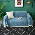 Dettaglio copridivano in ciniglia blu con trama geometrica e bordo in pizzo bianco - 180x150 / Geometrico-Blu Scuro