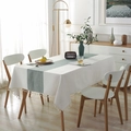 Runner da tavola impermeabile beige con motivo a spina di pesce verde e nappe - 90x90cm / Patchwork Verde