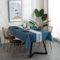 Mantel geométrico azul impermeable nórdico con elegante texto decorativo en inglés - 100x135 / Estampado de Letras Azules