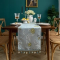 Runner da tavolo moderno in poliestere azzurro con ricami floreali gialli e nappe con perline - 33x260 / Sfondo Blu Fiore Con Nappine a Sfera