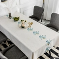 Elegante rechteckige beige Leinentischdecke mit blauer Blumenstickerei für Esstische - 135x100 / Blaue Pfirsichblüte