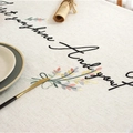 Mantel de lino beige con bordado floral y diseño de letras en cursiva - 135x135 / Flor Rosa Gris Amarillo