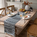 Runner da tavola moderno in ciniglia geometrica con motivi neri bianchi e nappe - 33x260cm / Nero Spina di Pesce (Con Nappine)