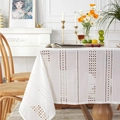 Nappe en coton blanc avec broderie ajourée dans un style rustique français champêtre - 90x90cm / Rayé Ajouré