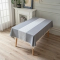 Mantel rectangular gris con patrón de ondas blancas y elegantes detalles de flecos - 100x140 / Onda Gris + Borla