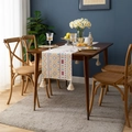 Dettaglio del runner da tavola etnico geometrico con nappe di cotone su legno - 34x140 / Onda Gialla