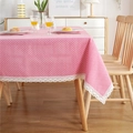 Rosa gepunktete Tischdecke mit weißem Spitzenrand auf einem hölzernen Esstisch - 60x60cm / Rosa Basis Weißer Punkt mit Spitze
