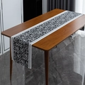 Moderne zwart-witte tafelloper met Engelse letter jacquard op een houten eettafel - Zwart Letter Tafelloper / 35X140cm