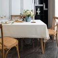 Mantel rectangular de poliéster blanco crema con borde de encaje fino sobre mesa de madera - 60x60cm / Blanco Roto