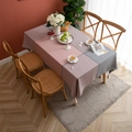 Rosafarbene rechteckige Tischdecke mit schwarz-weißem Karorand und Quasten-Details - 135x180 / Rosa