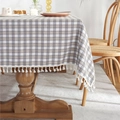 Mantel de cuadros grises y blancos con borlas blancas en mesa de comedor de madera - 140x140 / Café Arroz Plata Con Borla
