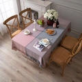Nappe épaisse moderne à carreaux roses et gris avec glands sur table en bois - 135x180 / Grille Rose Avec Gland
