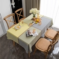 Tovaglia rettangolare moderna con patchwork giallo e pied-de-poule su un tavolo da pranzo - 100x135cm / Giallo