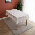 Nappe rectangulaire en dentelle blanche française avec broderie florale et bords ondulés - Blanc