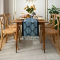 Chemin de table rétro jacquard à motifs géométriques bleus et pompons sur table bois - Ligne Bleue Avec Glands Bleus / 35x300cm / Bleu