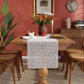 Runner da tavolo in pizzo bianco con motivo floreale su tavolo da pranzo in legno - 90CM di Lunghezza / Bianco