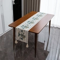 Chemin de table bohème aux triangles géométriques avec pompons sur bois de noyer - Petit Style / Style Triangle Vert