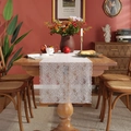 Runner da tavola in pizzo bianco stile francese con rose ricamate su tavolo in legno - 90cm / Bianco