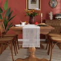 Chemin de table romantique en dentelle blanche à fleurs avec franges sur une table en bois - 32x100cm / Blanc
