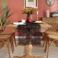 Elegante runner da tavola in pizzo a rose nere con motivi floreali su tavolo in legno - 90cm / Nero