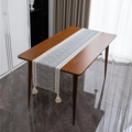 Camino de mesa azul y beige con ondas geométricas y borlas marfil en mesa de madera - 34x140 / Onda Gris Azul