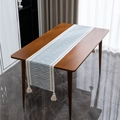 Camino de mesa con ondas azul marino y blanco con borlas de algodón en madera oscura - 34x140 / Patrón Azul