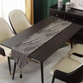 Detailopname van moderne jacquard tafelloper met grijs houtnerfpatroon en zwarte kwastjes - 32x200 / Zwarte Veer