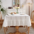 Nappe en coton blanc avec broderie ajourée et bord à volants dans un décor chaleureux - Standard Petit / Style Volanté à Tresse Ajourée