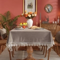 Tovaglia rettangolare in velluto taupe con elegante bordo in pizzo bianco per tavolo - 90x140cm / Grigio