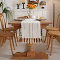 Camino de mesa beige tejido con borlas en un ambiente rústico de comedor acogedor - 33X160cm / Crema (Tres Trenzas)