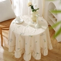Elegante mantel redondo de algodón beige con bordados florales y volantes - Redondo 90cm / Albaricoque con Lavanda y Borde Plisado