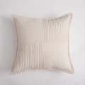 Quadratischer Kissenbezug aus cremefarbenem Kord mit gestreiftem Patchwork-Muster - Bezug + Kern / Creme