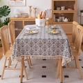 Mantel vintage con estampado de mandala azul y borlas elegantes en mesa de madera - 60x60cm / Estilo de porcelana azul y blanca