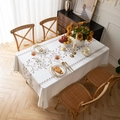 Nappe rectangulaire crème avec broderie de feuilles de café et pompons blancs - 140x240 / Petite Feuille