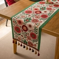 Camino de mesa floral vintage con borlas de colores sobre mesa de madera - 35x120 / Verde Con Flores Rosas Y Borlas Rojas