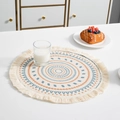 Detail van ronde boho placemat met blauw en oranje geometrisch patroon en kwastjes - Blauw Oranje Geometrische Stijl (Stijl 1)