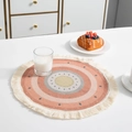 Bovenaanzicht van ronde bohemien katoenen placemat met kleurrijke patronen en crème kwastjes - Roze Oranje Macaron Concentrische Stijl (Stijl 2)