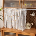 Detail van wit katoenen gordijn met kleurrijke stippen en pompon-afwerking aan de rand - 140x45 / Gekleurde Stippen + Witte Pompons (Roede-zak)