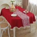 Rote festliche Tischdecke mit Stickerei, weißem Tischläufer und eleganten Quasten - 140x180 / Oval Dunkelrot Scheibenblume (Quaste)