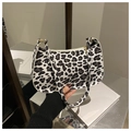 Détail du sac baguette léopard avec ferrures dorées et fermeture à glissière - Blanc