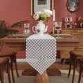 Elegante runner da tavola in pizzo bianco con motivi floreali su tavolo in legno scuro - 28*100 / Pois Triangolo