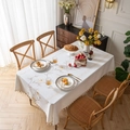 Nappe rectangulaire blanche avec feuilles brodées et élégants glands beiges - 140x240 / Branches de Pêcher