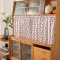 Wit katoenen café gordijn met rode aardbeienprint en schattige pompon kwastjes decor - 140x45 / Aardbei + Witte Pompons (Roede-zak)
