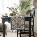 Camino de mesa jacquard floral con borlas sobre mesa de comedor negra para decoración - Borde Azul Flor Dorada Con Borlas Azules / 35x120