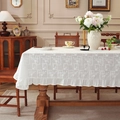 Weiße Baumwolltischdecke mit Blumenstickerei und Rüschenrand in einem klassischen Esszimmer - Weiß Gesticktes Karo Mit Rüschen / 100*140cm