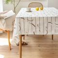 Minimalistische Jacquard-Tischdecke mit braunen Streifen und Kurvenmustern auf Holztisch - Kaffee Kurve Gesäumter Rand
