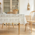 Rechteckige cremefarbene Tischdecke mit braunem Blumenmuster auf Holztisch - Kaffee Floral Gesäumter Rand
