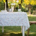 Nappe en coton blanc avec broderies géométriques et bordure à pompons blancs - 60x60 / Broderie Géométrique + Bordure à Pompons
