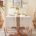 Chemin de table en lin avec jacquard marron et pompons crème élégants sur table en bois - 140x100CM / Bande Centrale en Lin Naturel
